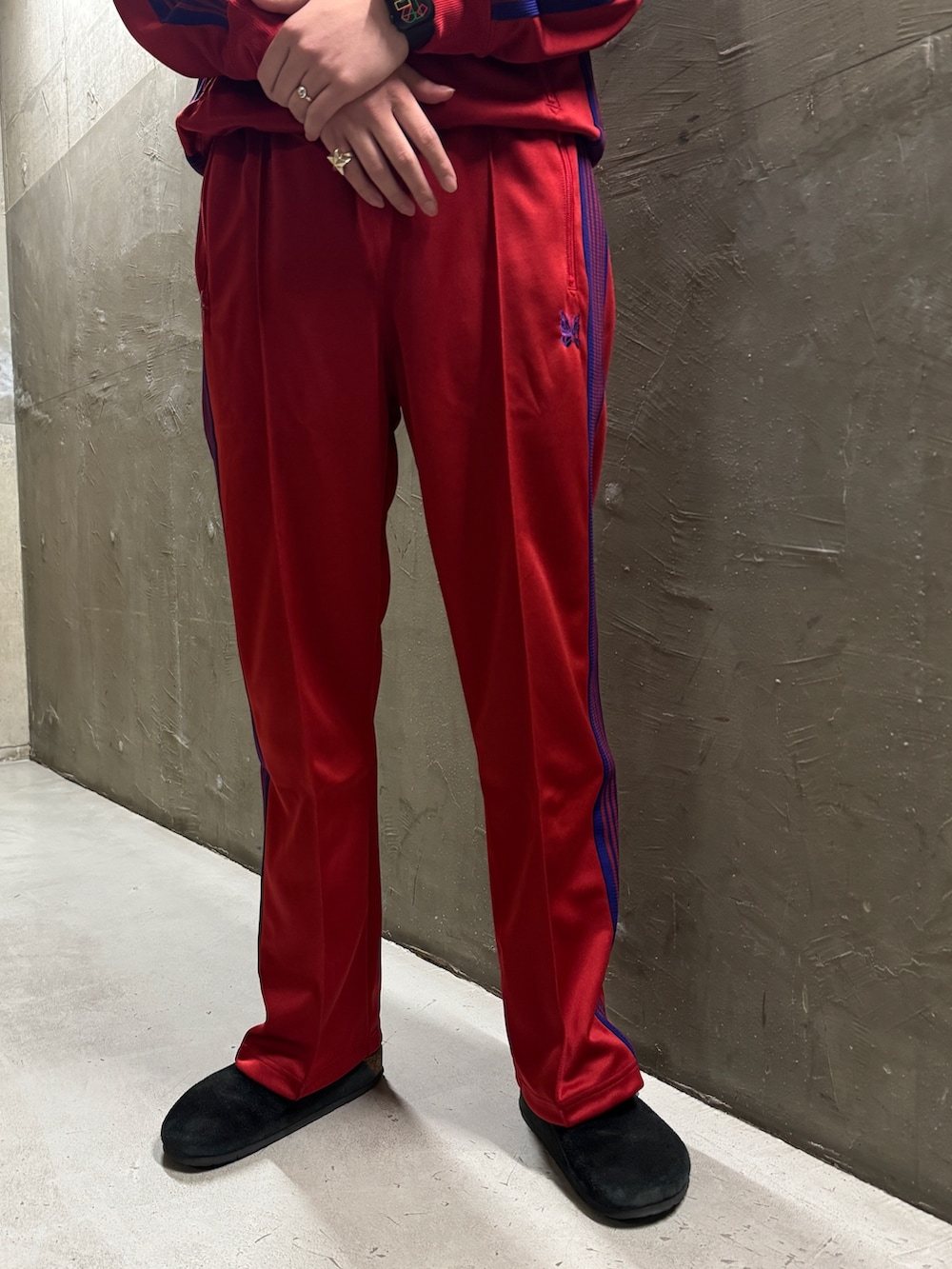 ブラック系のサンダルを着用したメンズの秋コーディネートの3枚目の写真