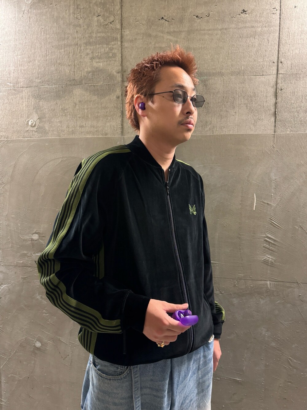 パープル系のヘッドフォン/イヤホンを着用したメンズの秋コーディネートの3枚目の写真