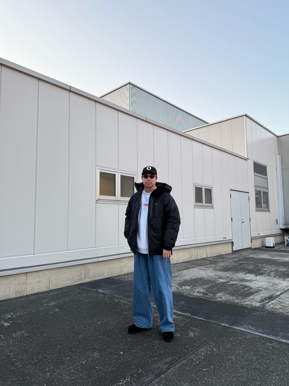 ブラック系のモカシン/デッキシューズを着用したメンズの秋コーディネートの2枚目の写真