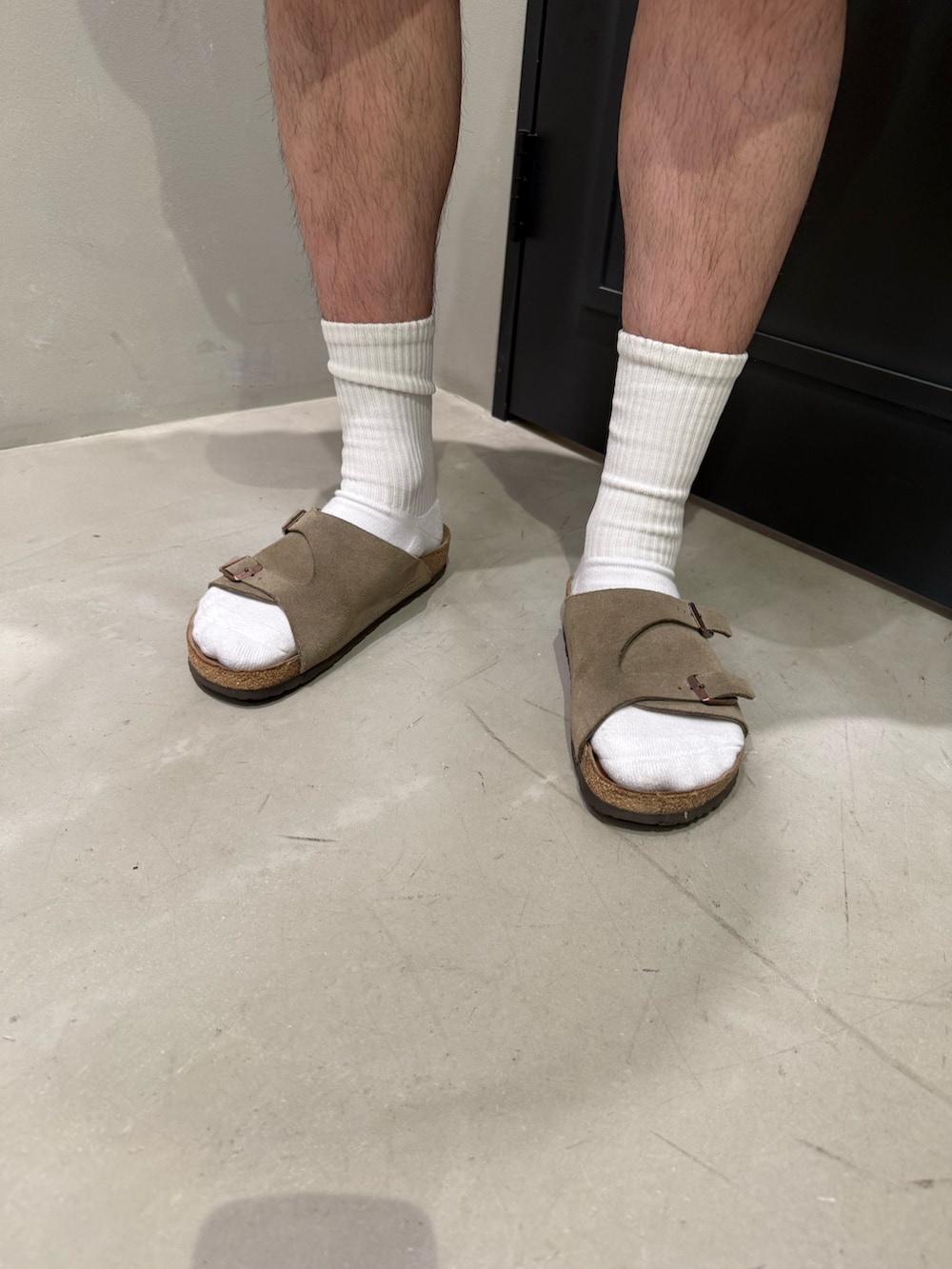 その他のその他パンツ、ベージュ系のサンダルを着用したメンズの夏コーディネートの5枚目の写真