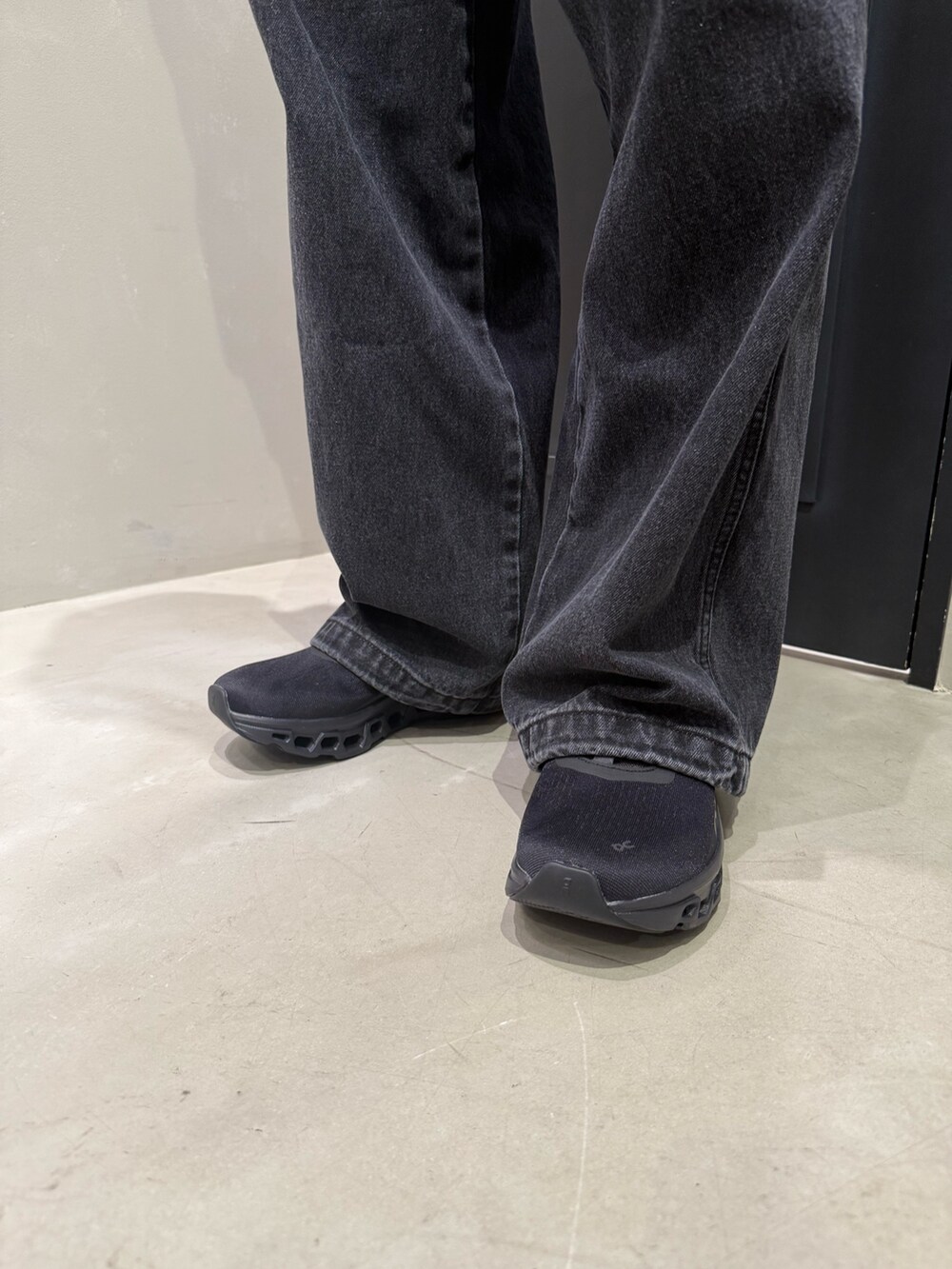 ブラック系のスニーカーを着用したメンズの冬コーディネートの4枚目の写真