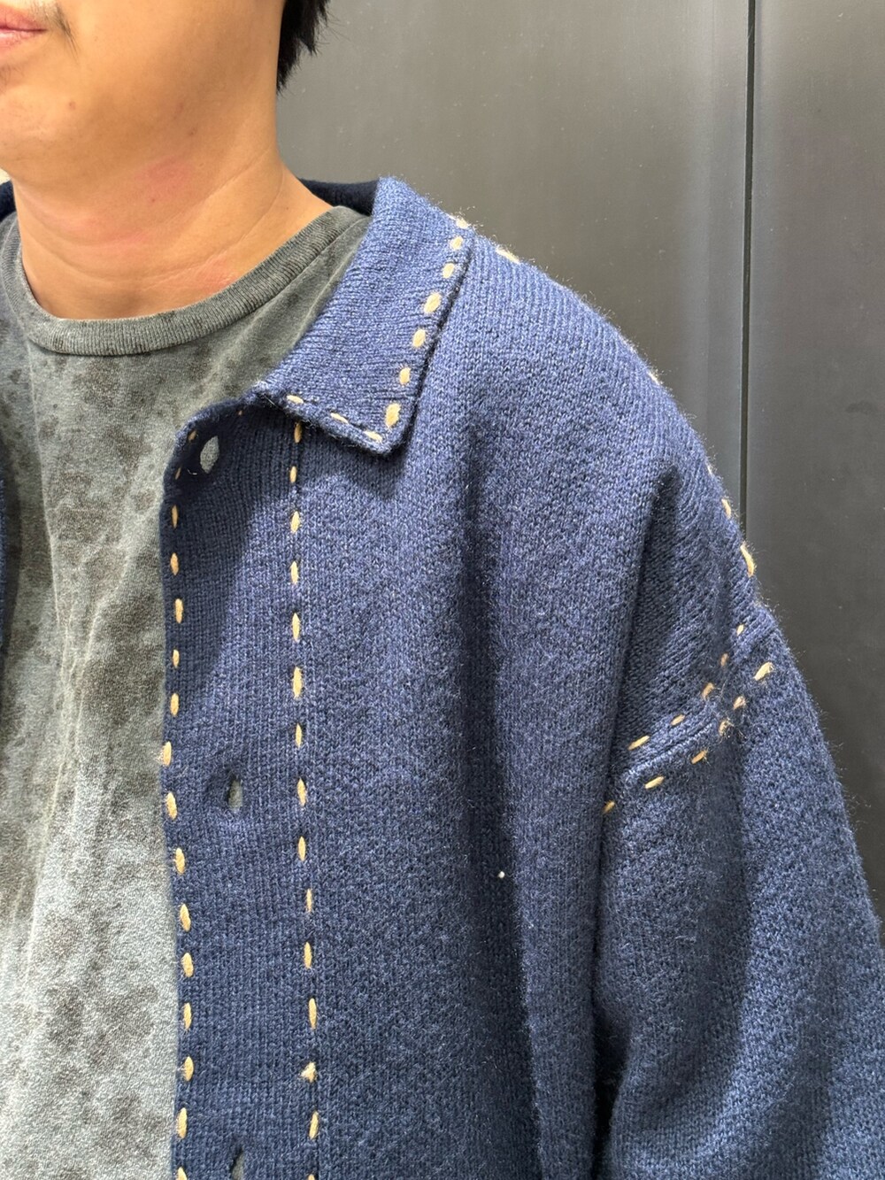 ブルー系のカーディガン/ボレロを着用したメンズの秋コーディネートの3枚目の写真