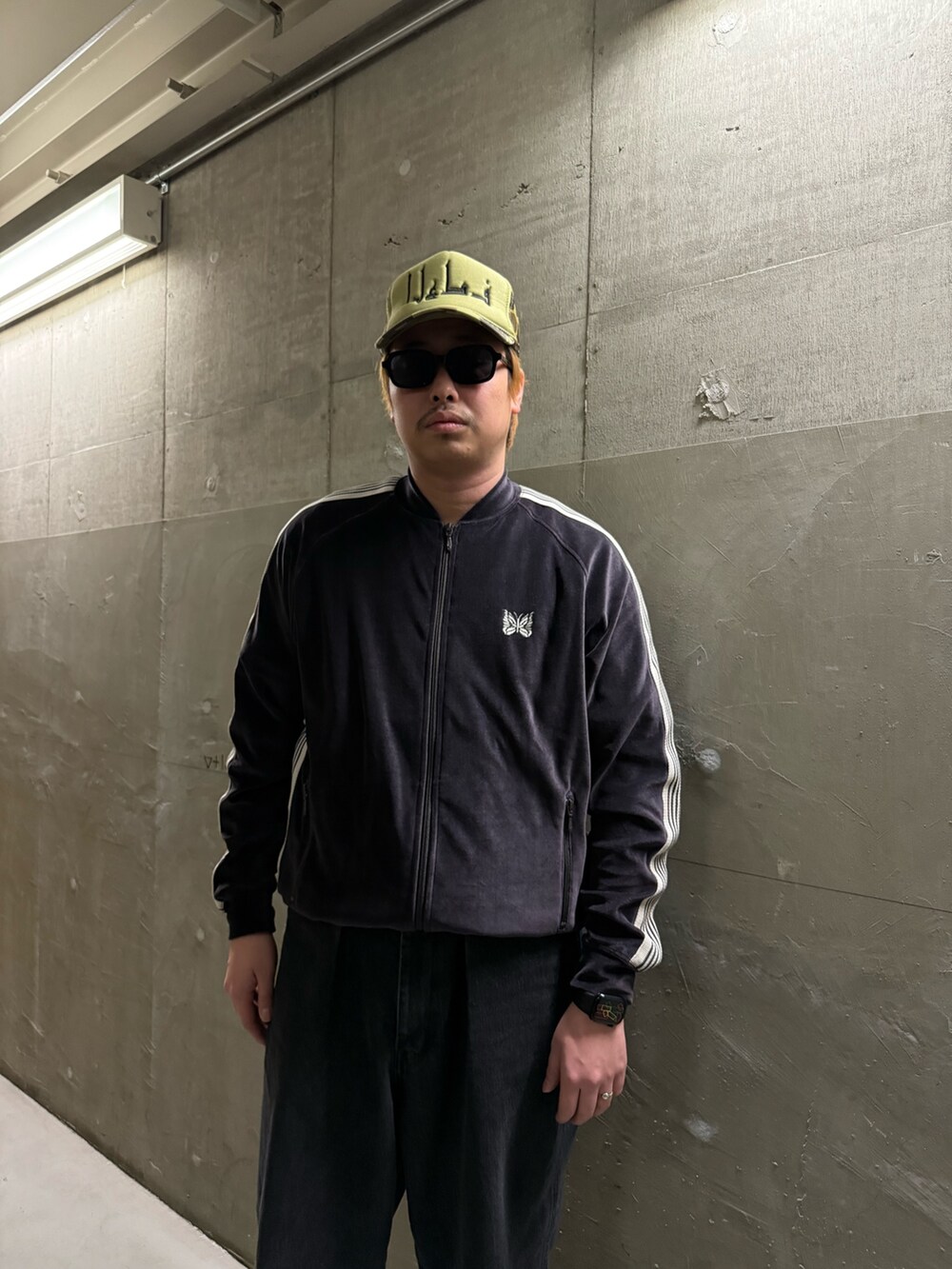 ブラック系のスニーカーを着用したメンズの冬コーディネートの2枚目の写真