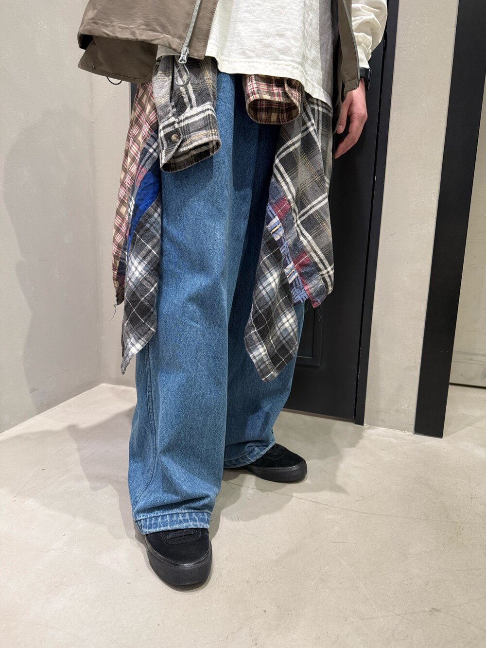 グレー系のベストを着用したメンズの冬コーディネートの3枚目の写真