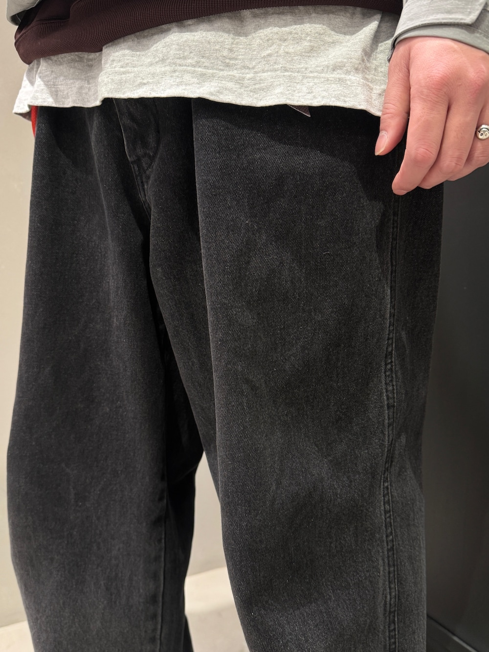 グレー系のマウンテンパーカーを着用したメンズの冬コーディネートの8枚目の写真