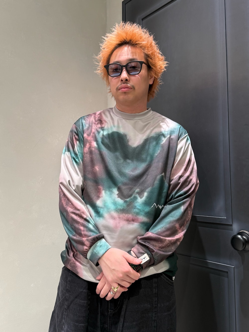 ブラック系のスニーカーを着用したメンズの春コーディネートの2枚目の写真