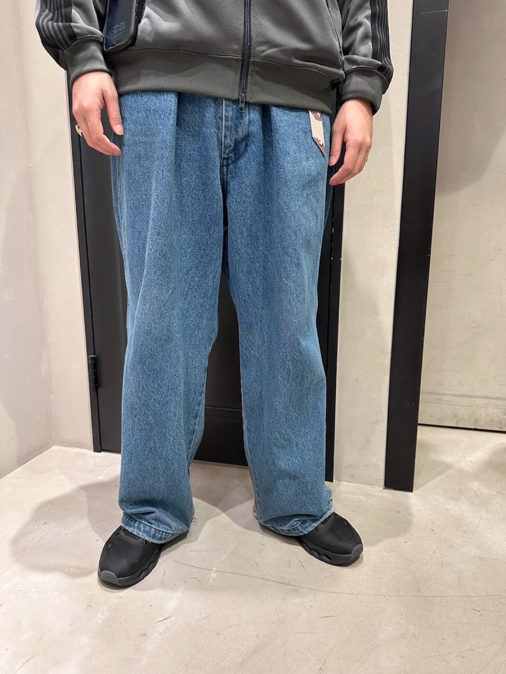 ブルー系のデニムパンツを着用したメンズの夏コーディネートの3枚目の写真