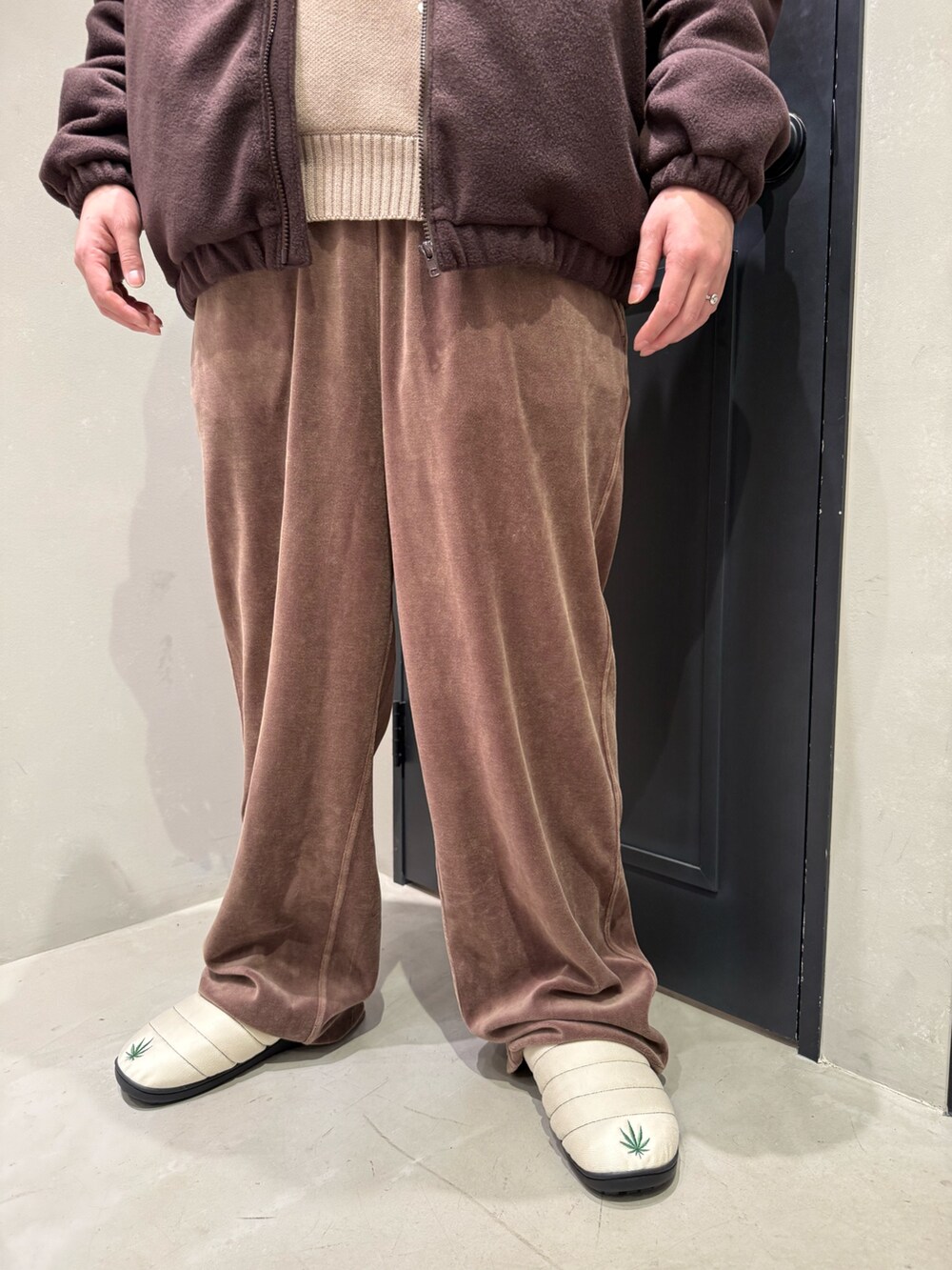 ベージュ系のニット/セーター、ベージュ系のサンダルを着用したメンズの秋コーディネートの3枚目の写真