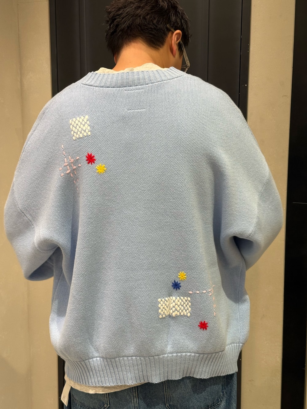 ブルー系のカーディガン/ボレロ、ブルー系のデニムパンツ、ブラック系のスニーカーを着用したメンズの秋コーディネートの8枚目の写真