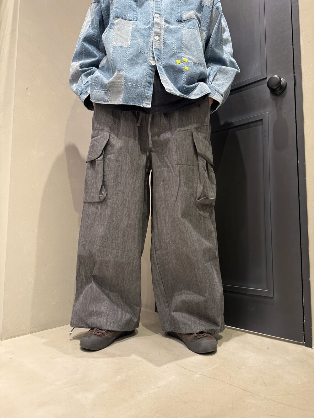 ブラック系のカーゴパンツ、ブルー系のシャツ/ブラウスを着用したメンズの春コーディネートの3枚目の写真