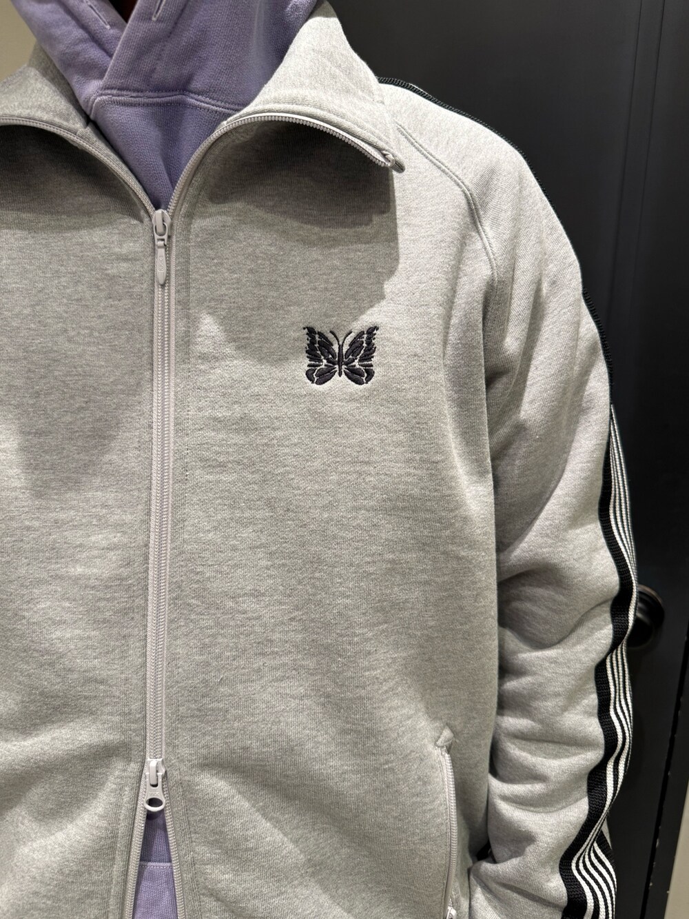 ブラック系のスニーカー、ブルー系のデニムパンツを着用したメンズの冬コーディネートの4枚目の写真