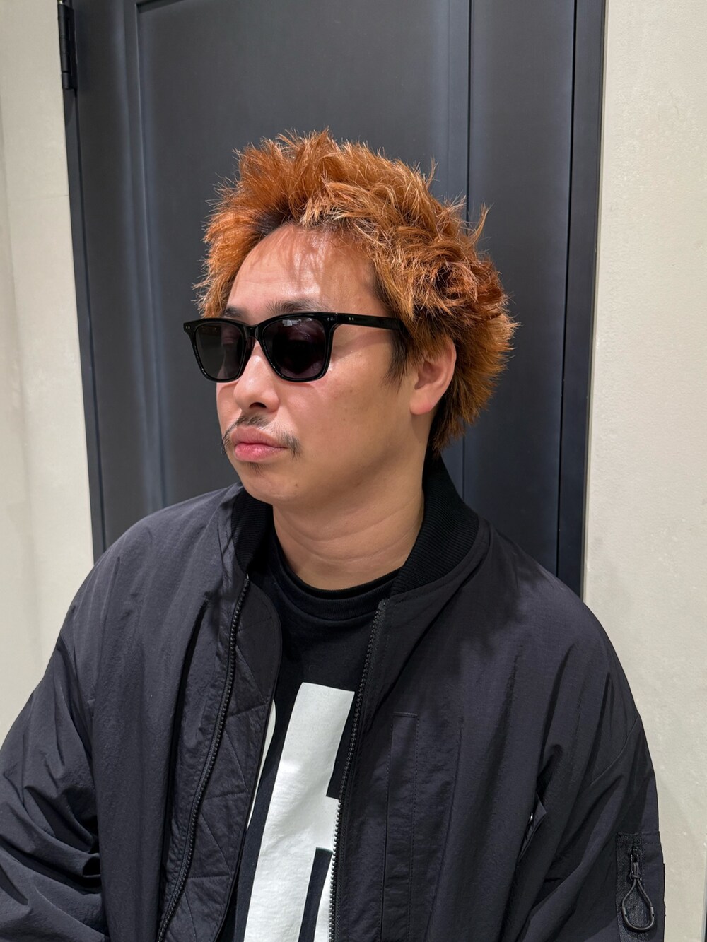 ブラック系のMA-1を着用したメンズの秋コーディネートの3枚目の写真