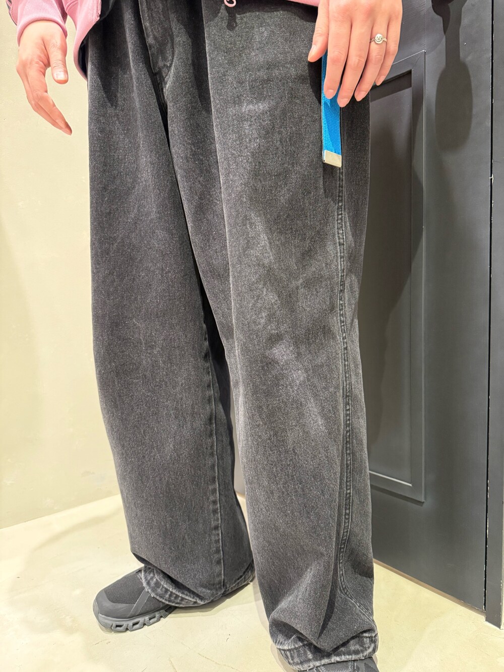 ブラック系のスニーカーを着用したメンズの春コーディネートの3枚目の写真