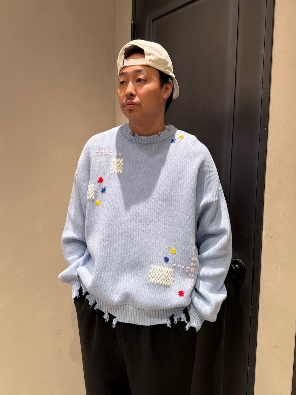 ブルー系のニット/セーターを着用したメンズの秋コーディネートの2枚目の写真