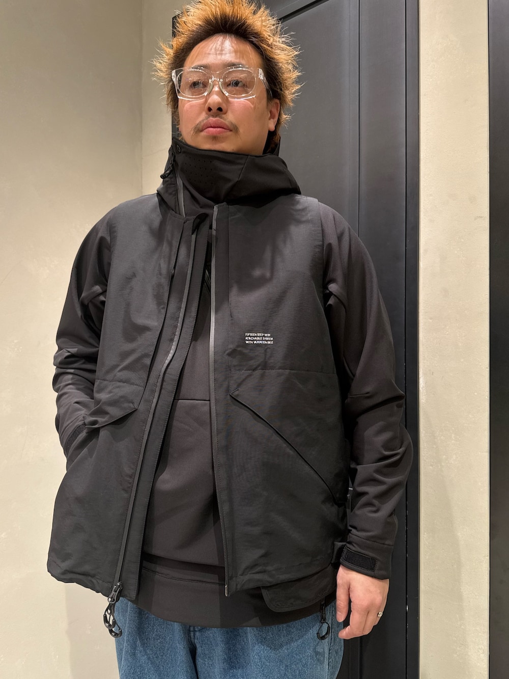 ブラック系のスニーカー、ブラック系のベストを着用したメンズの冬コーディネートの2枚目の写真
