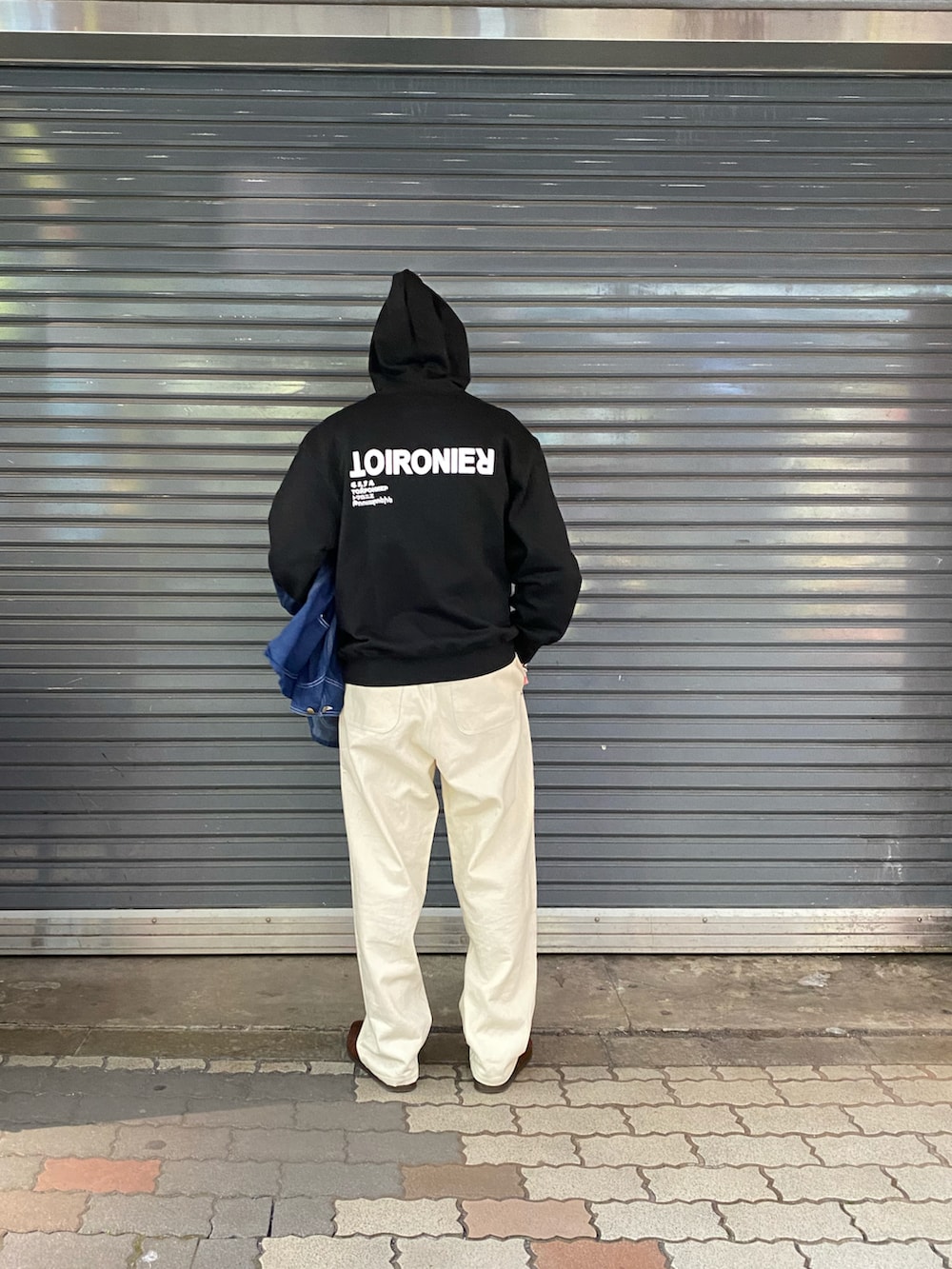 ベージュ系のその他パンツ、ブラウン系のローファー、ブラック系のパーカーを着用したメンズの冬コーディネートの2枚目の写真