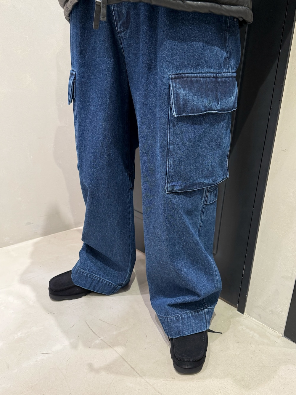 ブラック系のモカシン/デッキシューズを着用したメンズの冬コーディネートの3枚目の写真