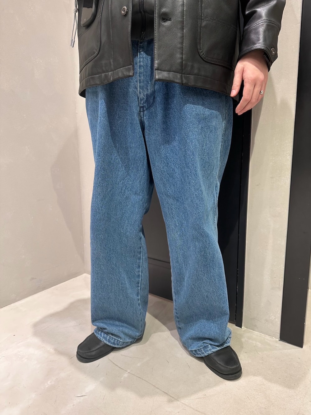 「冬アウター、レザー、レザージャケット、デニム、デニムコーデ、レザーシューズ、ワイドデニム、トラックジャケット、サングラス、BEAVER」｜「TopologieのTopologie/トポロジー　Bungee Strap Synthetic Leather バンジーストラップ【ストラップ単体】（スマホグッズ、シルバー系）」を使った、tenkuluさん（メンズ・174cm）の冬コーディネートの3枚目の写真