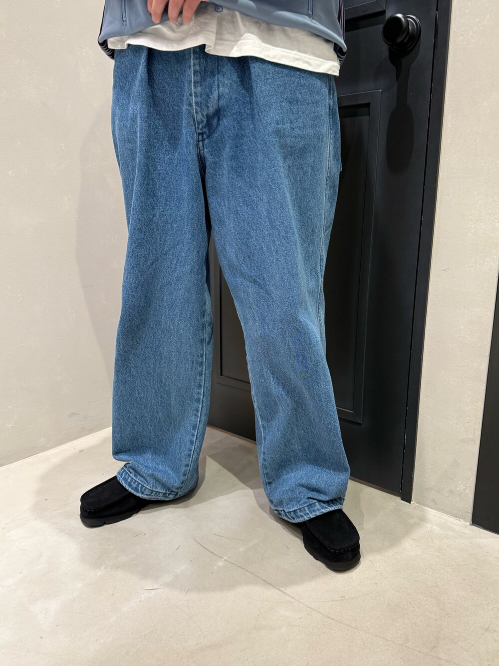 ブラック系のモカシン/デッキシューズを着用したメンズの秋コーディネートの3枚目の写真