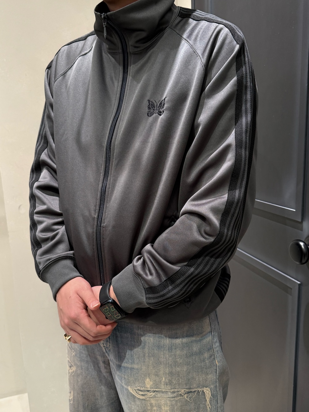 その他のデニムパンツを着用したメンズの秋コーディネートの3枚目の写真