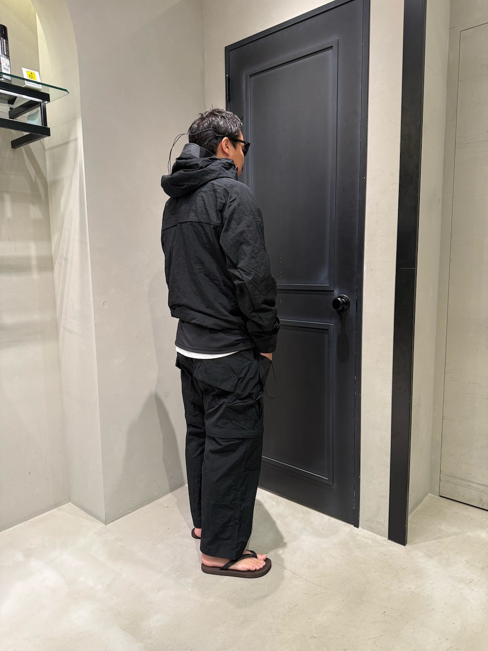 ブラック系のマウンテンパーカー、ブラック系のカーゴパンツを着用したメンズの秋コーディネートの4枚目の写真