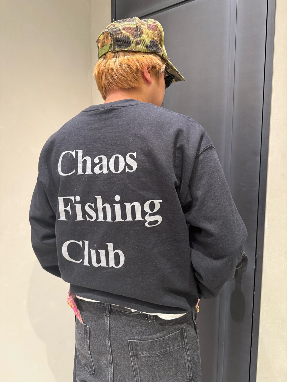 ブラック系のスニーカーを着用したメンズの冬コーディネートの2枚目の写真