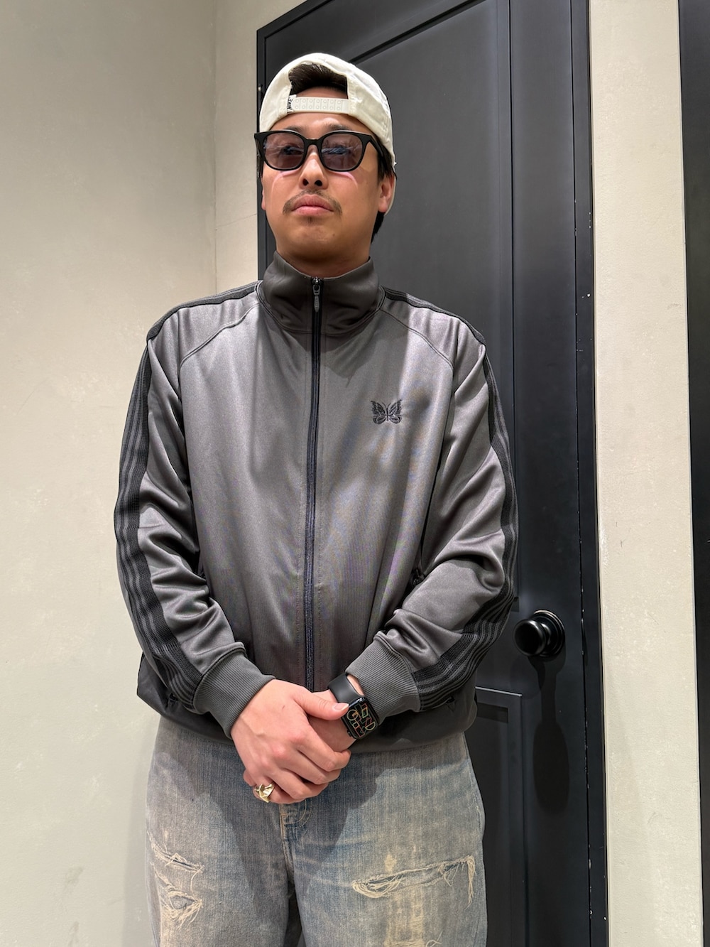 その他のデニムパンツを着用したメンズの秋コーディネートの2枚目の写真