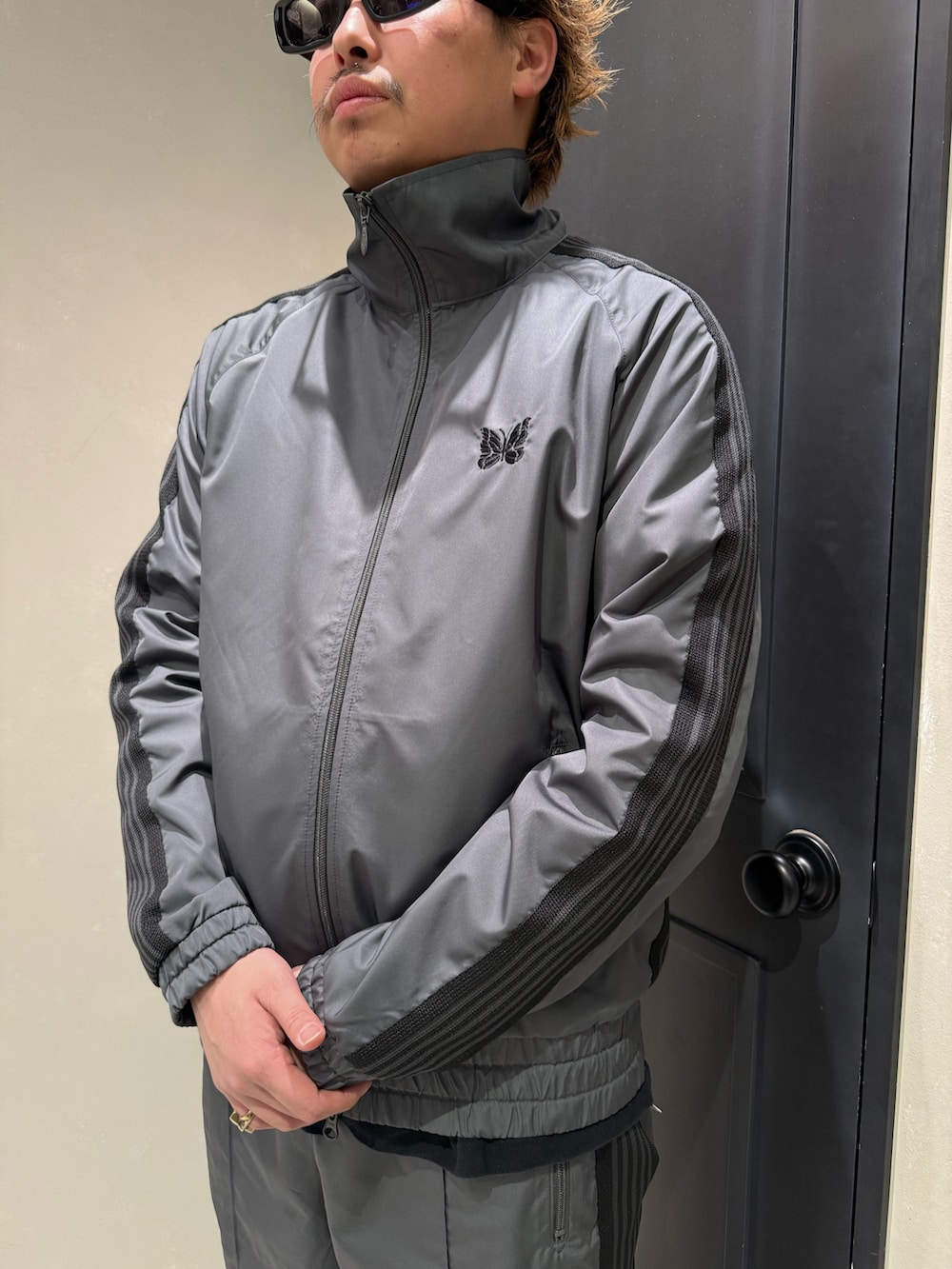 ブラック系のスニーカーを着用したメンズの冬コーディネートの2枚目の写真