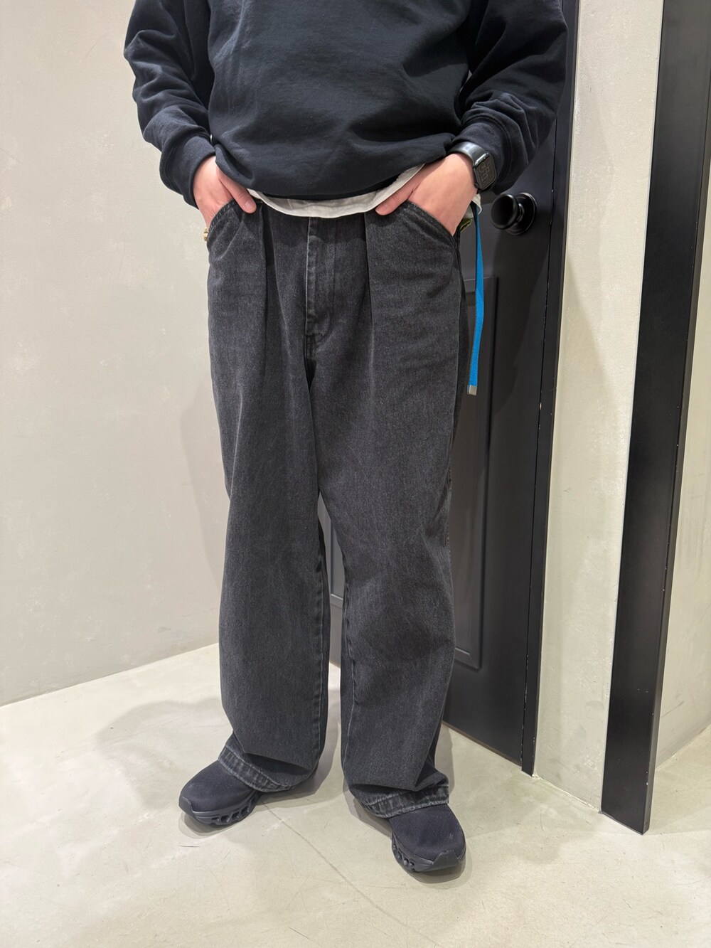 ブラック系のスニーカーを着用したメンズの冬コーディネートの3枚目の写真