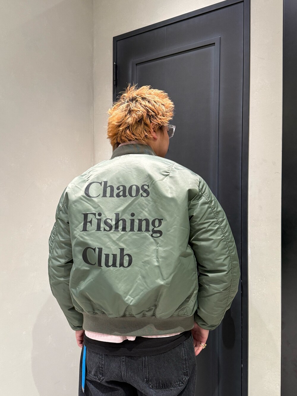 ブラック系のTシャツ/カットソーを着用したメンズの冬コーディネートの3枚目の写真