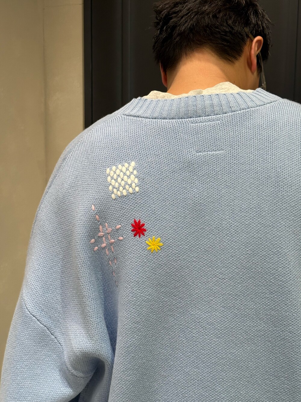 ブルー系のカーディガン/ボレロ、ブルー系のデニムパンツ、ブラック系のスニーカーを着用したメンズの秋コーディネートの9枚目の写真