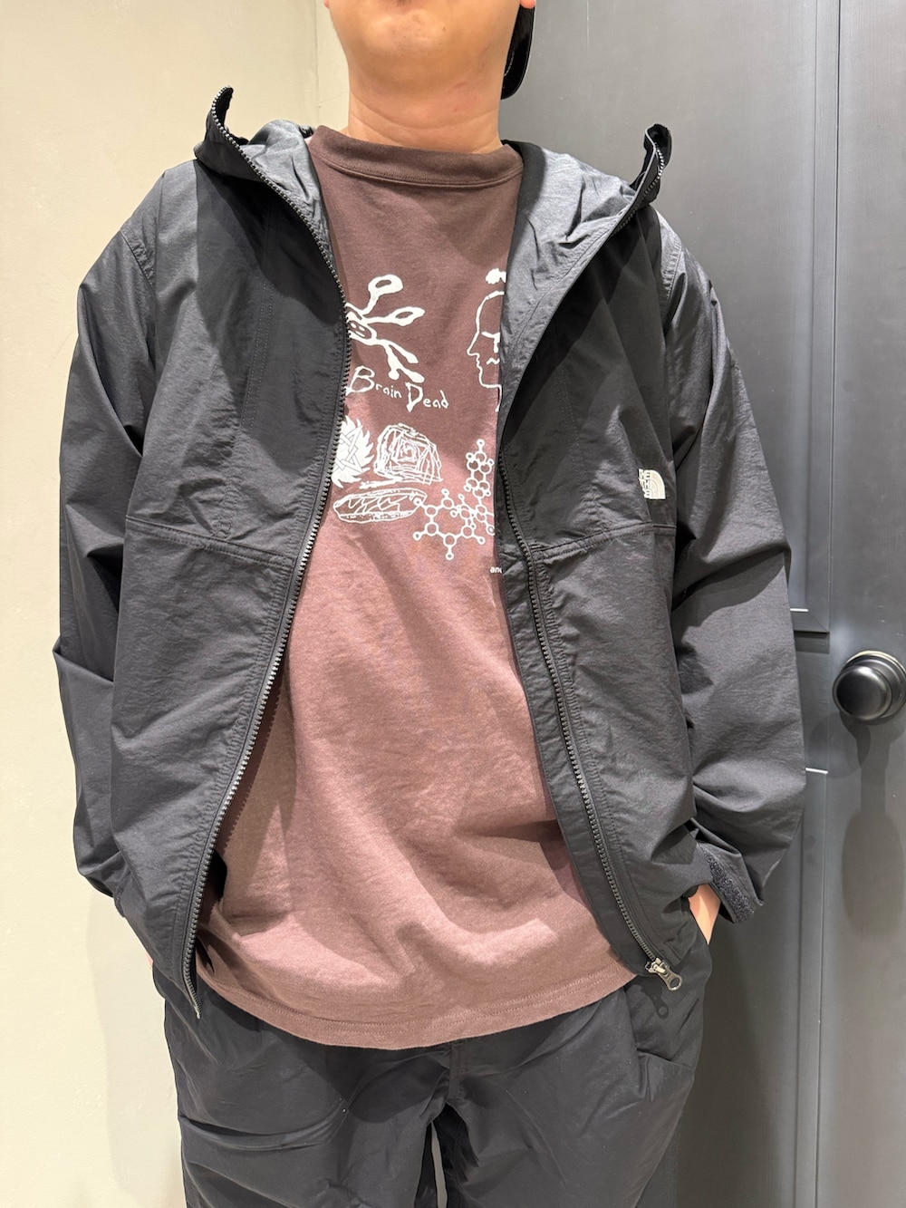 ブラック系のナイロンジャケット、ブラック系のその他パンツを着用したメンズの春コーディネートの2枚目の写真