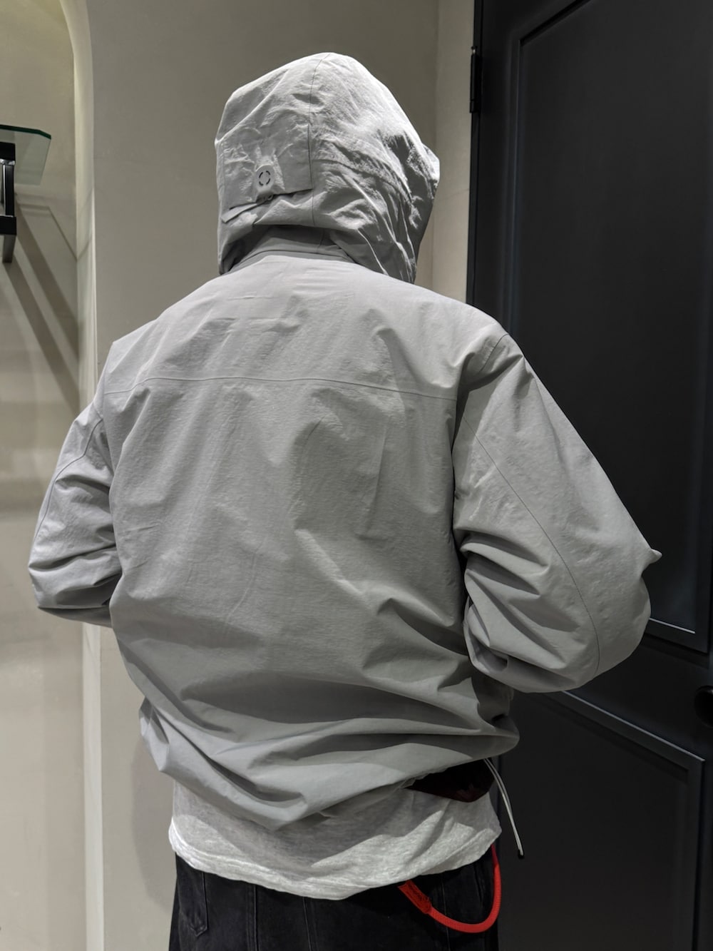 グレー系のマウンテンパーカーを着用したメンズの冬コーディネートの5枚目の写真