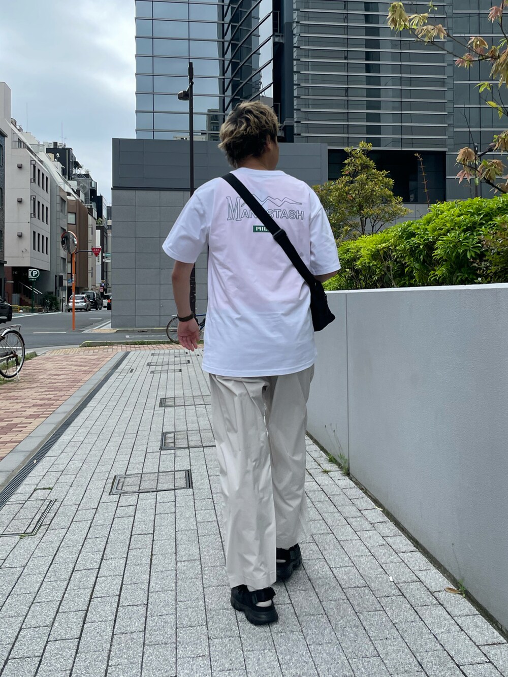 グレー系のスラックス、グレー系のその他パンツ、ホワイト系のTシャツ/カットソーを着用したメンズの春コーディネートの2枚目の写真