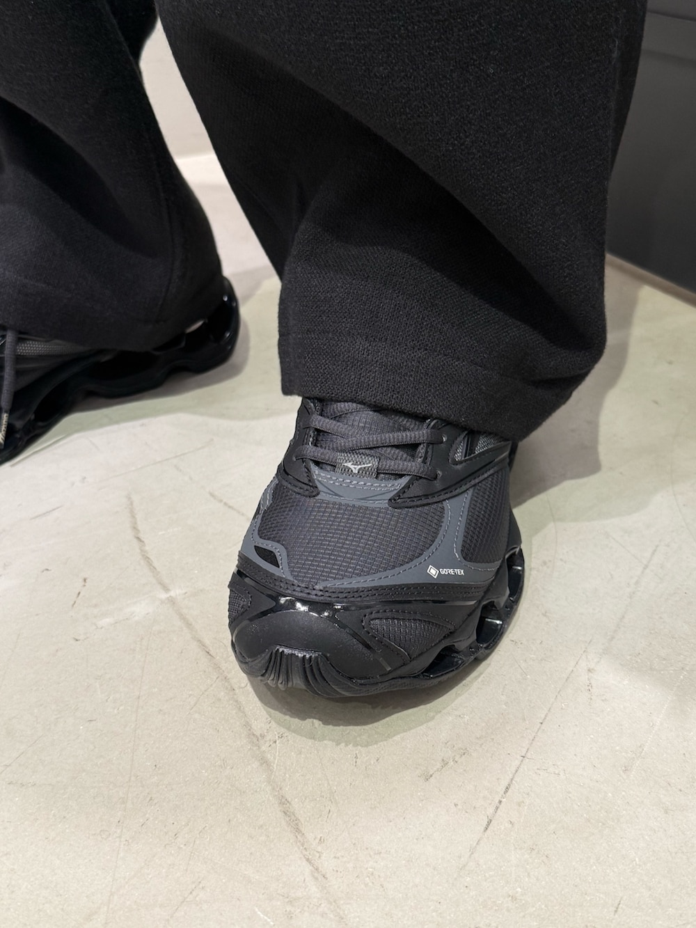 ブラック系のニット/セーターを着用したメンズの秋コーディネートの5枚目の写真