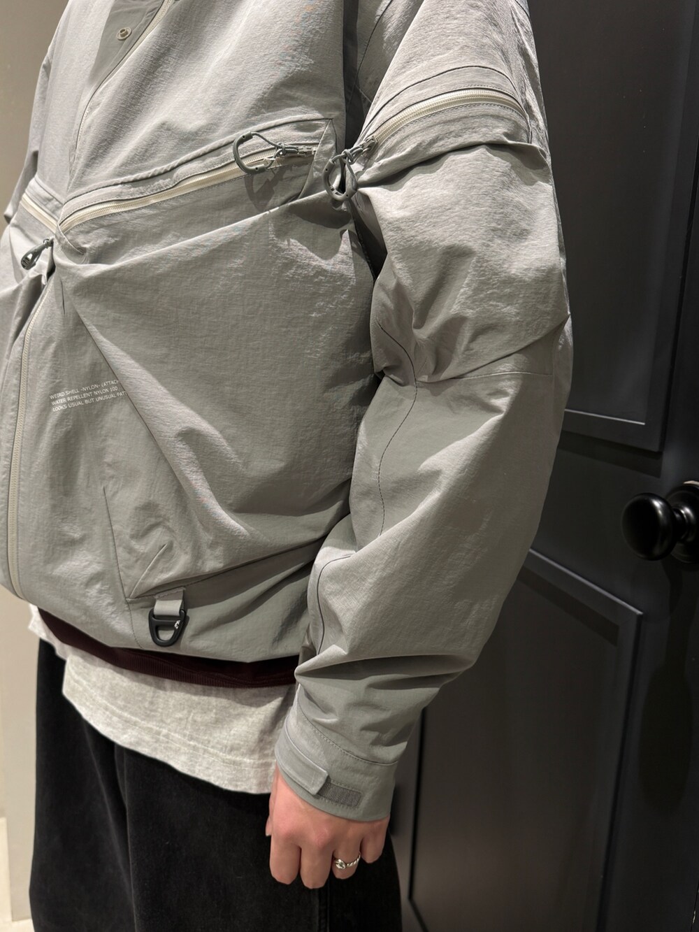 グレー系のマウンテンパーカーを着用したメンズの冬コーディネートの4枚目の写真