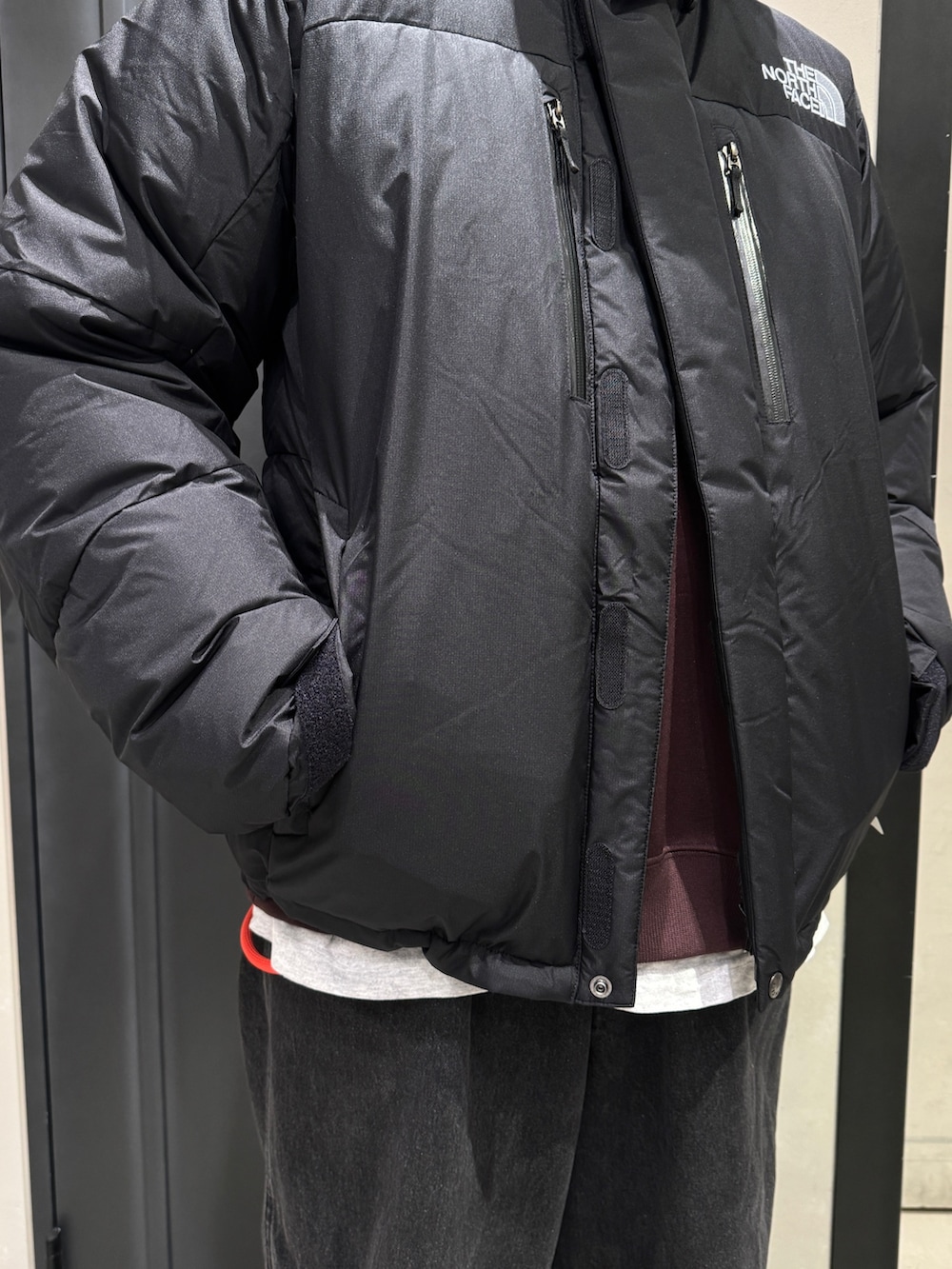 ブラック系のダウンジャケット/コートを着用したメンズの冬コーディネートの6枚目の写真