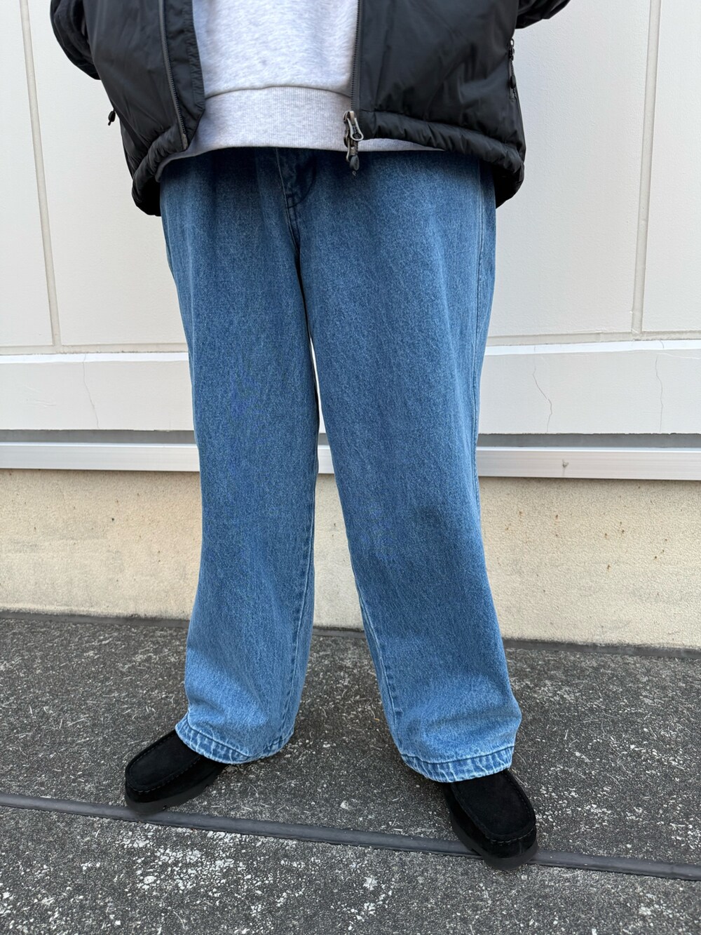 ブラック系のモカシン/デッキシューズを着用したメンズの秋コーディネートの4枚目の写真