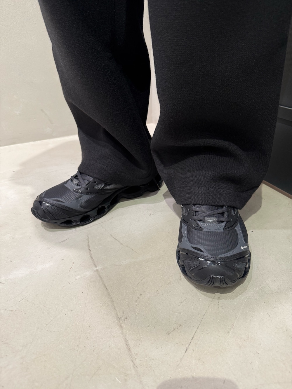 ブルー系のニット/セーターを着用したメンズの秋コーディネートの6枚目の写真