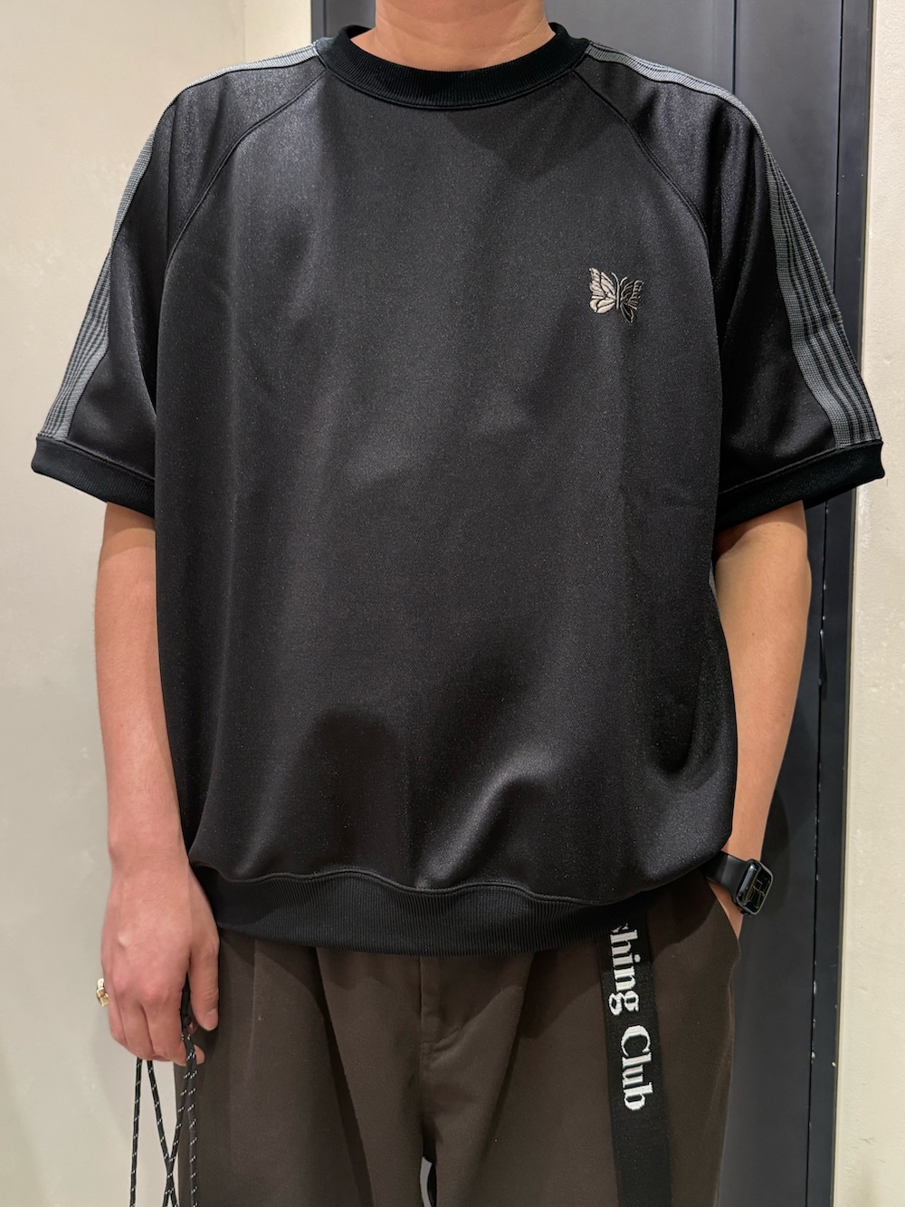 ブラック系のショルダーバッグを着用したメンズの夏コーディネートの2枚目の写真