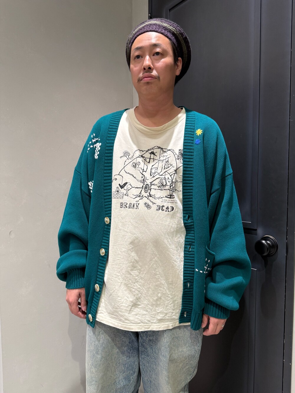グリーン系のカーディガン/ボレロを着用したメンズの秋コーディネートの3枚目の写真