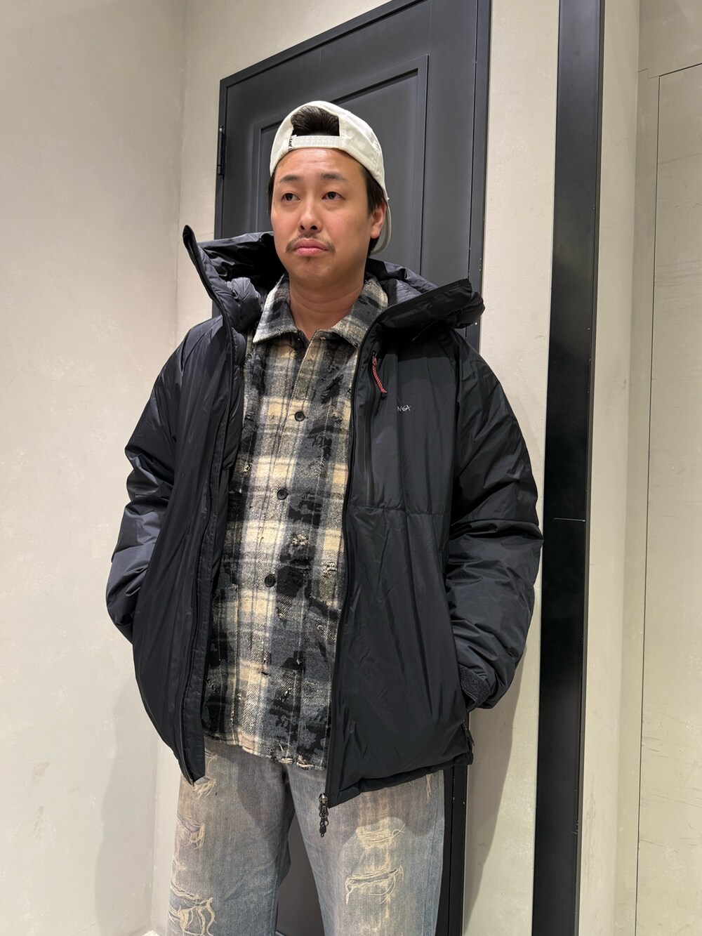 その他のデニムパンツ、ベージュ系のサンダルを着用したメンズの秋コーディネートの2枚目の写真