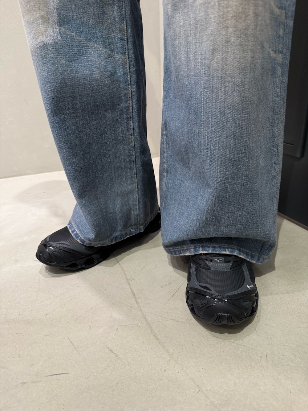 その他のデニムパンツを着用したメンズの秋コーディネートの7枚目の写真