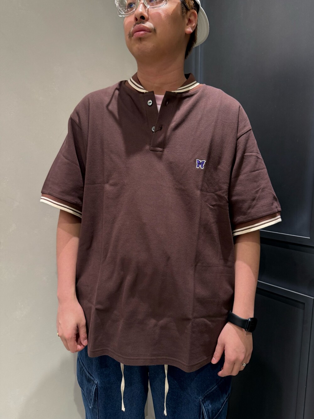 ブラック系のスニーカー、その他のデニムパンツを着用したメンズの夏コーディネートの2枚目の写真