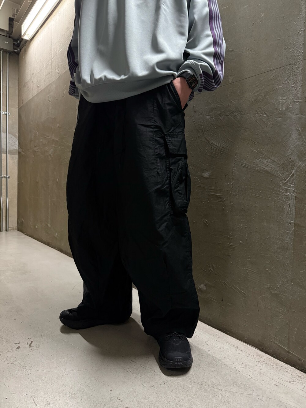 ブラック系のスニーカーを着用したメンズの冬コーディネートの3枚目の写真