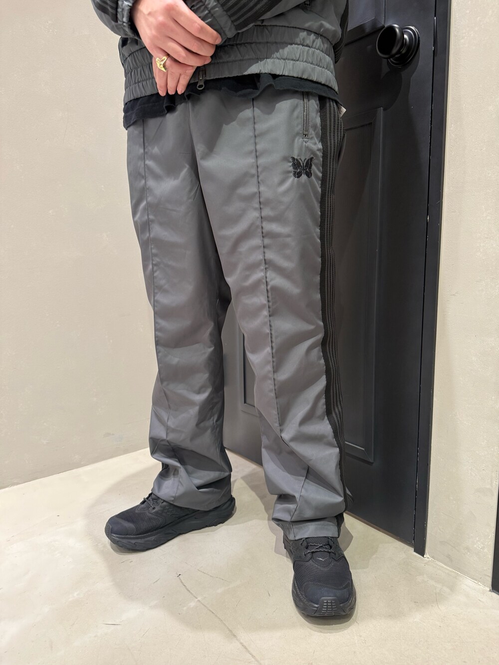 ブラック系のスニーカーを着用したメンズの冬コーディネートの3枚目の写真