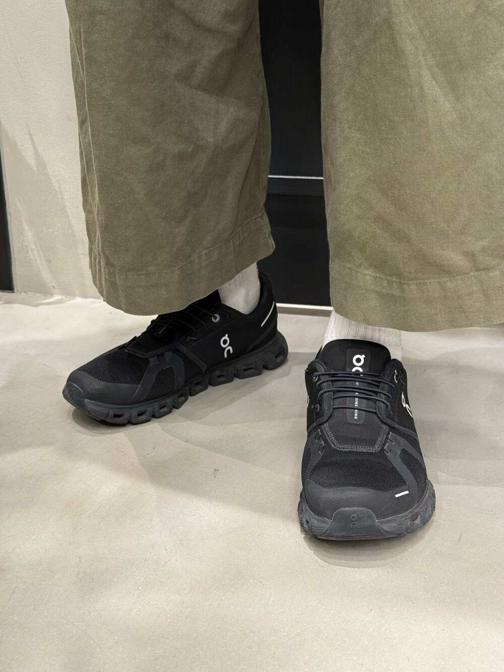 ブラック系のスニーカーを着用したメンズの夏コーディネートの3枚目の写真