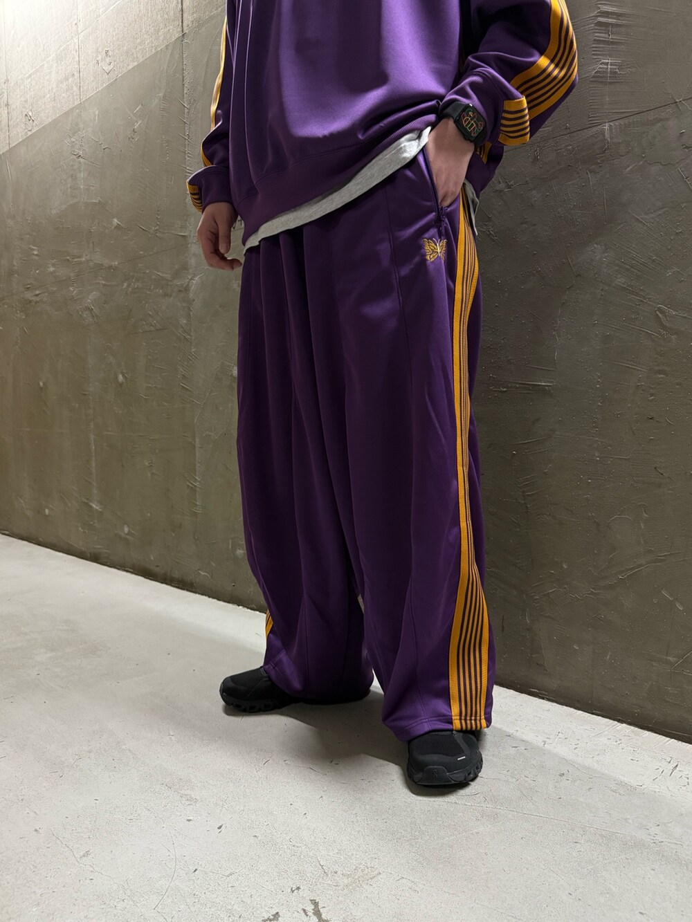 ブラック系のスニーカーを着用したメンズの春コーディネートの3枚目の写真