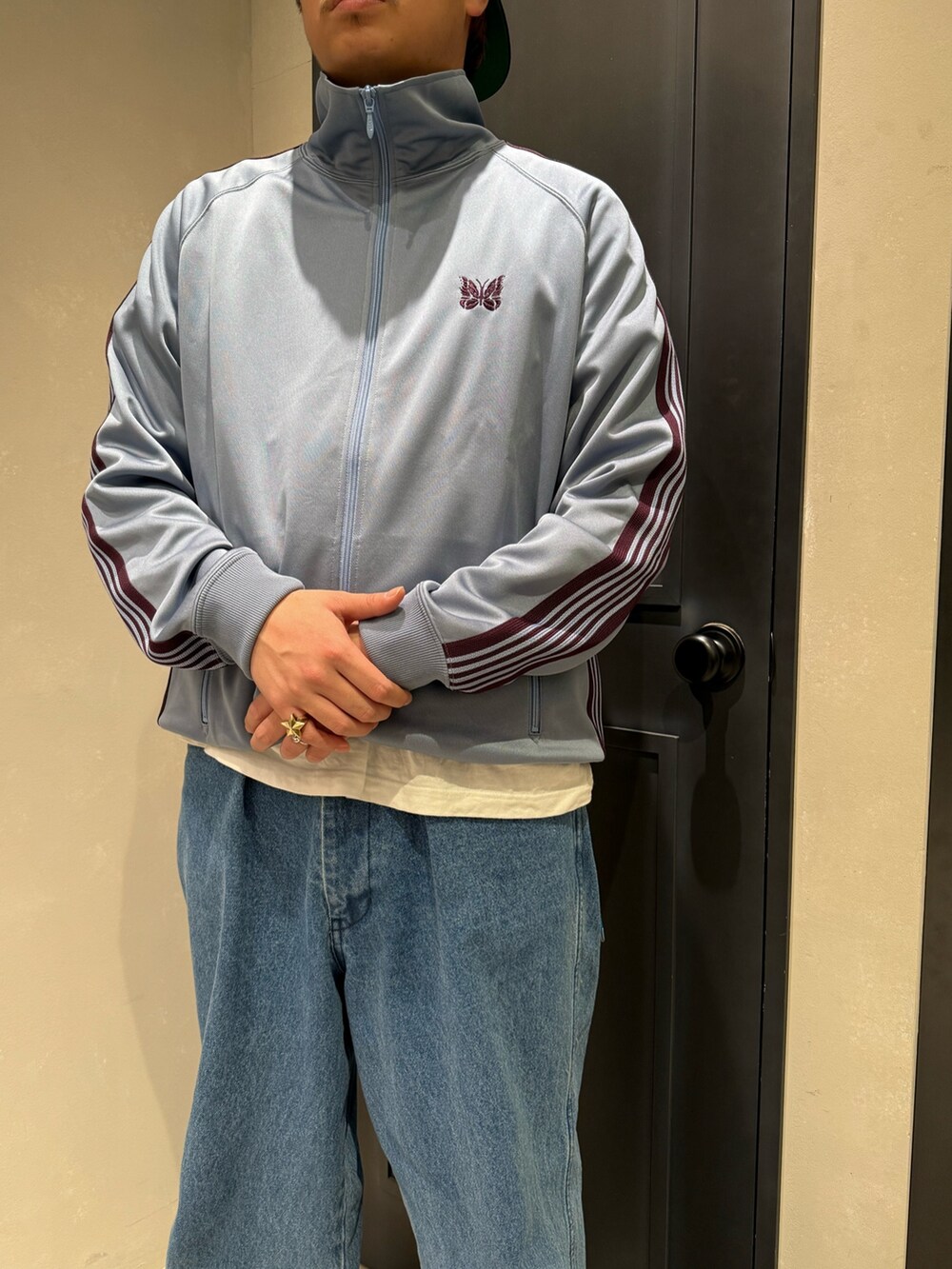 ブラック系のモカシン/デッキシューズを着用したメンズの秋コーディネートの2枚目の写真