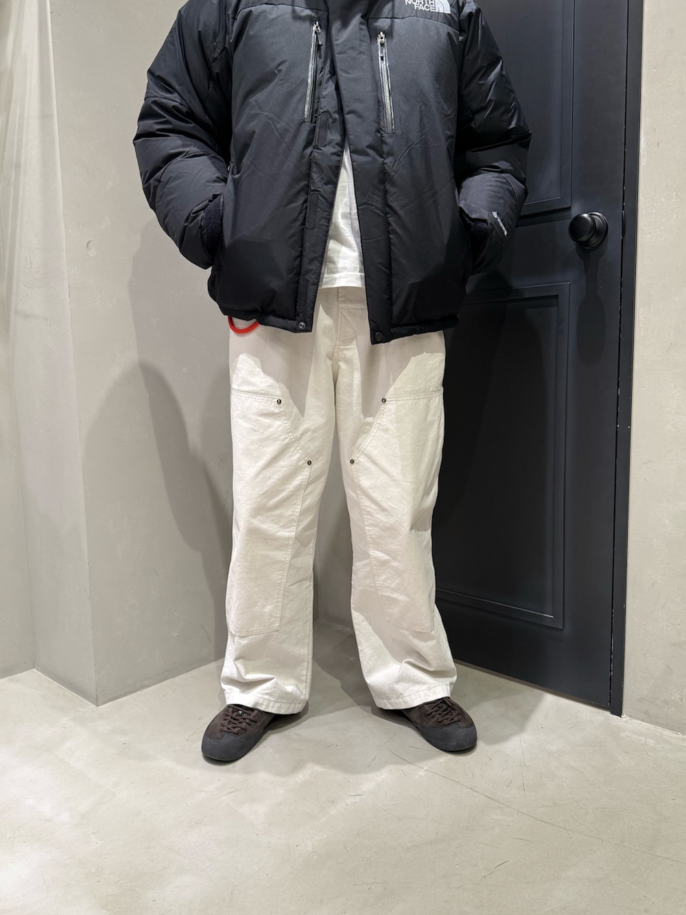 ブラック系のダウンジャケット/コートを着用したメンズの冬コーディネートの5枚目の写真